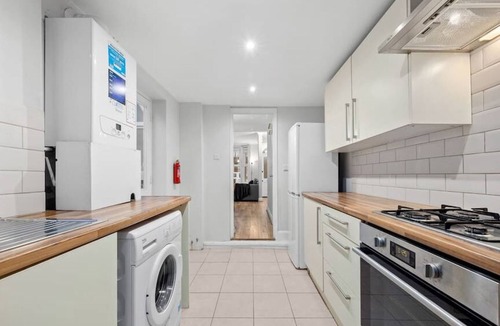Cann Hall House | 3 Bed House Forest Gate E7 0AA · WiFi | Parking | Sleeps 7