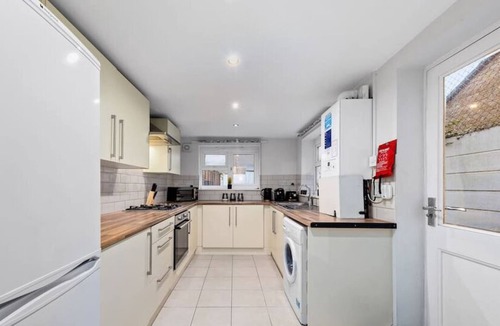 Cann Hall House | 3 Bed House Forest Gate E7 0AA · WiFi | Parking | Sleeps 7