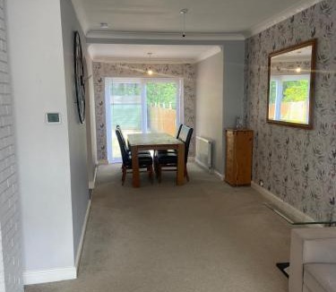 Highams Park House | 3 bed house Winchster Road Chingford sleep 5 people 3 beds