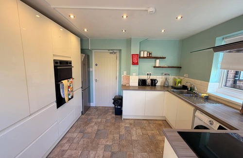Heaton House | 3 bed house with garden , sleeps 5, 8 mins away from Harold wood station
