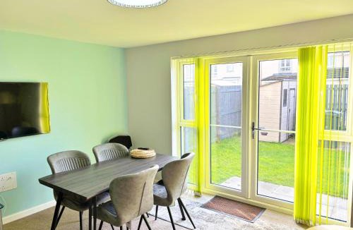 Longcroft House | 3 bed house with parking near airport