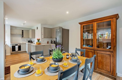Acton House | 3 Bed in Acton (oc-c28929)