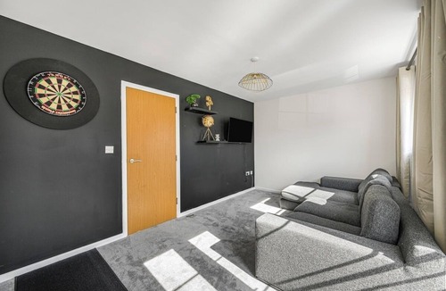 Ipswich House | 3 Bed Townhouse | Secure Parking | Sleeps 9
