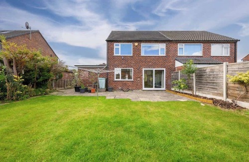 Offerton House | 3 Bed Wythenshawe Home | Free Parking