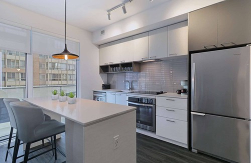 Bay Street Corridor Apartment | 3 Bedroom/2 Bathroom Suite