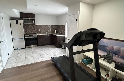 Byron House | 3 BEDROOM,3WASHROOM, LAUNDRY 4CAR PARKING,TREADMILL,NEAR TIM HORTONS & MCDONALDS