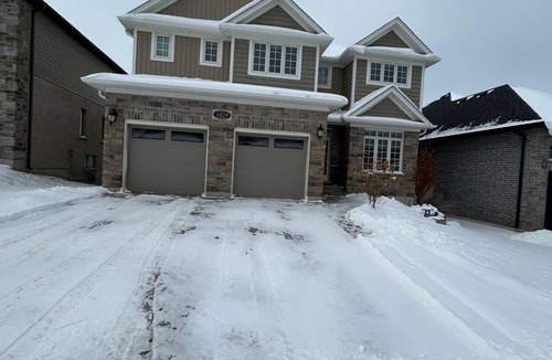 Byron House | 3 BEDROOM,3WASHROOM, LAUNDRY 4CAR PARKING,TREADMILL,NEAR TIM HORTONS & MCDONALDS