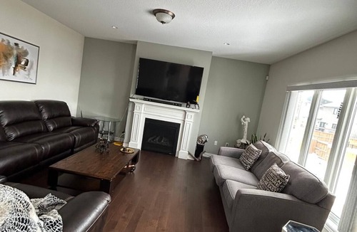 Byron House | 3 BEDROOM,3WASHROOM, LAUNDRY 4CAR PARKING,TREADMILL,NEAR TIM HORTONS & MCDONALDS