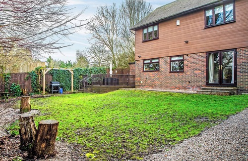 Bumble's Green Apartment | 3 bedroom accommodation in Sewardstone
