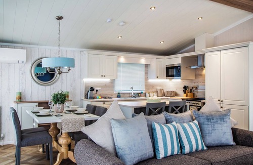 Hoddesdon Ski Chalet | 3 bedroom accommodation in Hoddesdon