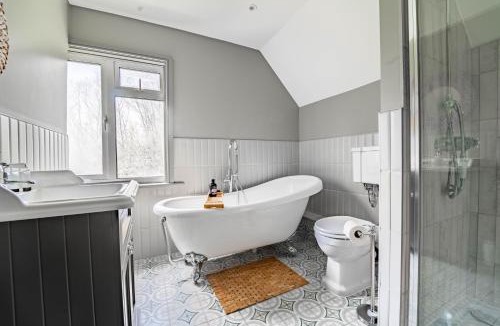Harlow House | 3-Bedroom Cottage with Parking Sleeps 6