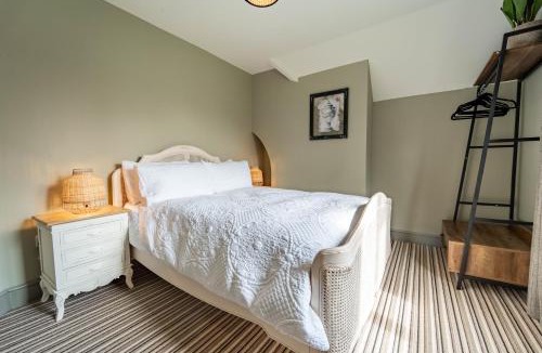 Harlow House | 3-Bedroom Cottage with Parking Sleeps 6