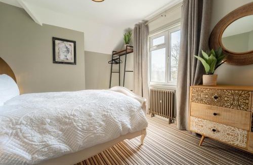 Harlow House | 3-Bedroom Cottage with Parking Sleeps 6