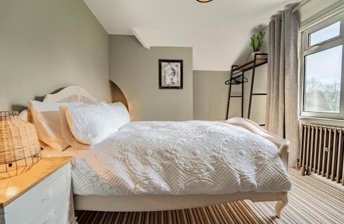 Harlow House | 3-Bedroom Cottage with Parking Sleeps 6