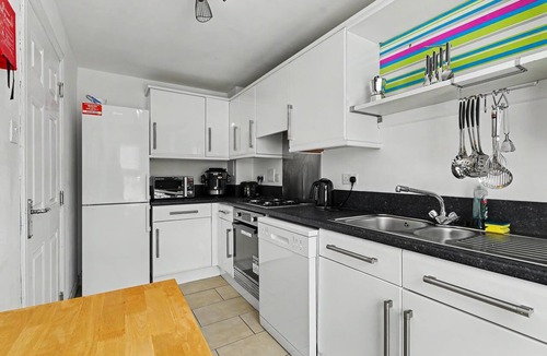 Cambuslang House | 3 Bedroom Family Home in Peaceful Neighbourhood