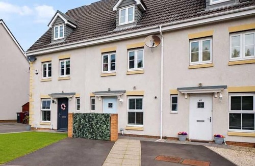 Cambuslang House | 3 Bedroom Family Home in Peaceful Neighbourhood