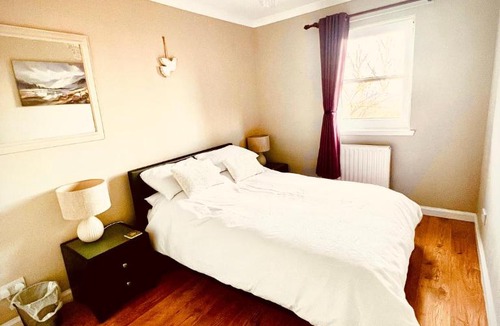 South Queensferry Apartment | 3 Bedroom harbourside apartment, Queensferry, 10 miles from Edinburgh