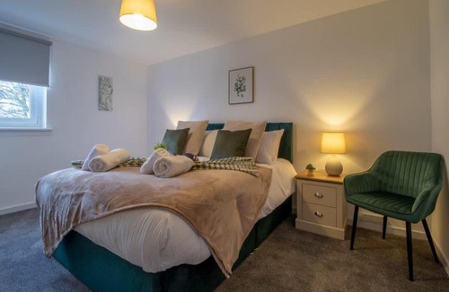 Airth House | 3 Bedroom house in Cumbernauld with walk in shower