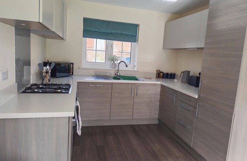 Willesborough House | 3 Bedroom House Sleeps 7 - Pets Ok - Free Parking