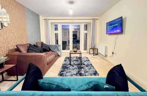 Willesborough House | 3 Bedroom House Sleeps 7 - Pets Ok - Free Parking