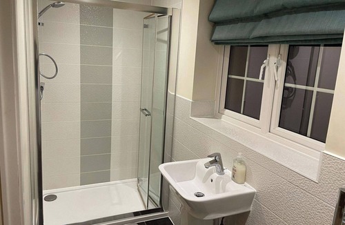 Willesborough House | 3 Bedroom House Sleeps 7 - Pets Ok - Free Parking