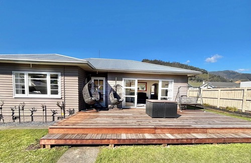 Nelson South House | 3-bedroom house with sunny deck & gardens close to beach, city centre & hospital