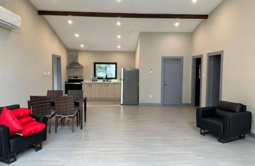 Lakefield House | 3-bedroom Lakefront Villa #5