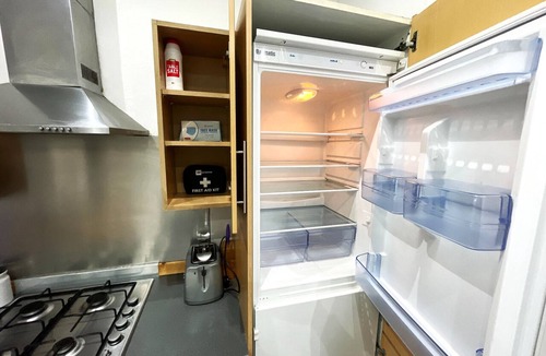 Cowdenbeath Apartment | 3 Bedrooms Apartment With Free Parking, Self Check in/out - Perfect for 8 Guests
