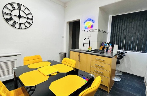 Cowdenbeath Condo | 3 Bedrooms Apartment Self Check In Free Parking