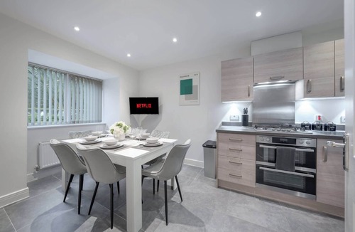Stevenage House | 3 BR House | Driveway Parking | Modern Comfort