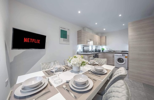Stevenage House | 3 BR House | Driveway Parking | Modern Comfort