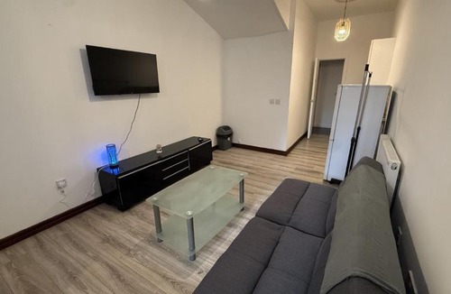 Glasgow Apartment | 3 Person 10-Minute City Escape Apartment near Hampden Park Stadium