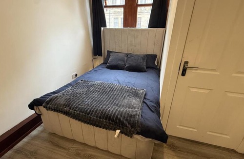 Glasgow Apartment | 3 Person 10-Minute City Escape Apartment near Hampden Park Stadium