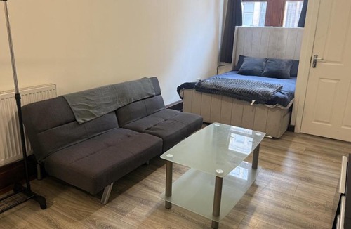 Glasgow Apartment | 3 Person 10-Minute City Escape Apartment near Hampden Park Stadium