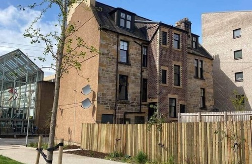 Paisley Apartment | 3 Smithhills Paisley central spacious sleeps 4
