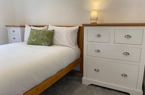 Paisley Apartment | 3 Smithhills Paisley central spacious sleeps 4