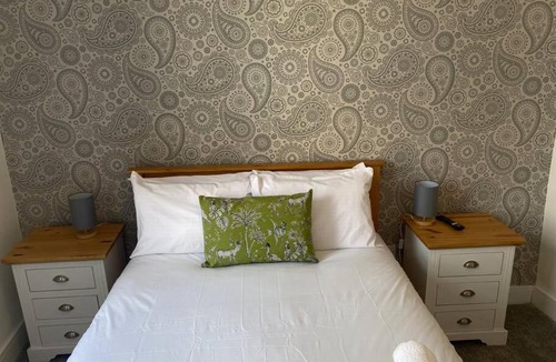 Paisley Apartment | 3 Smithhills Paisley central spacious sleeps 4