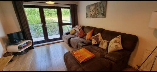 Brentwood Apartment | 360 Serviced Accommodations - Brentwood 2 Bedroom Executive Apartment with Secure Parking