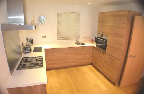 Brentwood Apartment | 360 Serviced Accommodations - Brentwood 2 Bedroom Executive Apartment with Secure Parking