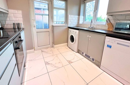 Brentwood House | 3Bed Luxury Home with Free Parking, 22 mins to Liverpool street central london