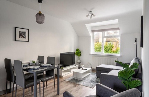 Chalfont St Peter Apartment | 3BR Apartment Near Gerrards Cross for Families & Work, Fast WiFi & Parking