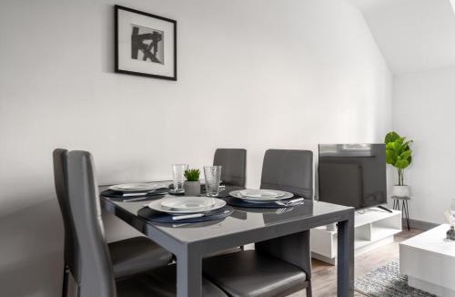 Chalfont St Peter Apartment | 3BR Apartment Near Gerrards Cross for Families & Work, Fast WiFi & Parking