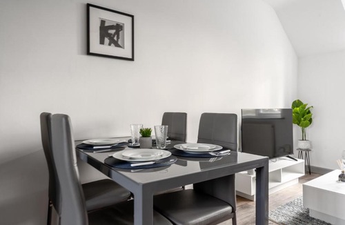 Chalfont St Peter Apartment | 3BR Apartment Near Gerrards Cross for Families & Work, Fast WiFi & Parking