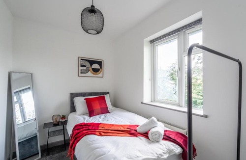 Chalfont St Peter Apartment | 3BR Apartment Near Gerrards Cross for Families & Work, Fast WiFi & Parking