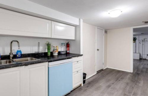 Woodbine Heights House | 3BR Casa close to Woodbine Beach with deck area and WFH