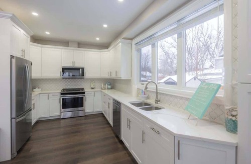 Crystal Beach House | 3BR Family Retreat | Games/parking/BBQ | Sleeps 8!