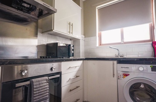 Coatbridge Apartment | 3BR Flat By Caledonia Luxe Stays Coatbridge Sleeps