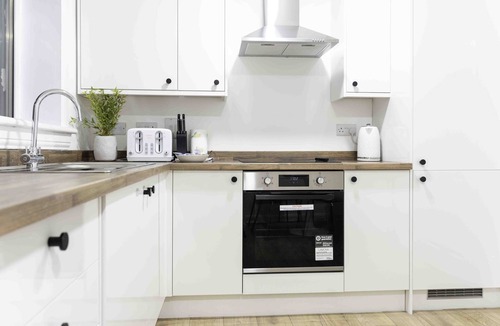 Paisley Apartment | 3BR Flat In Paisley By Caledonia Luxe Stays