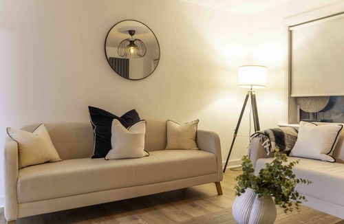 Paisley Apartment | 3BR Flat In Paisley By Caledonia Luxe Stays