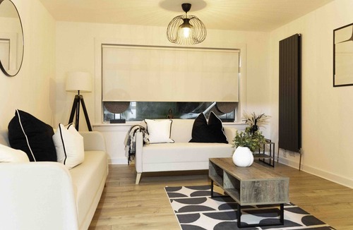 Paisley Apartment | 3BR Flat In Paisley By Caledonia Luxe Stays